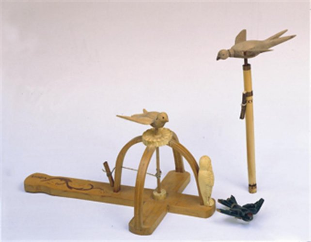 Ξύλινη χελιδόνα εθιμικό παιχνίδι Άνοιξης - Μουσείο Μπενάκη