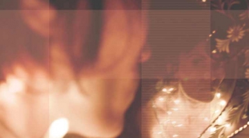 “ Woman watches herself being looked at ”