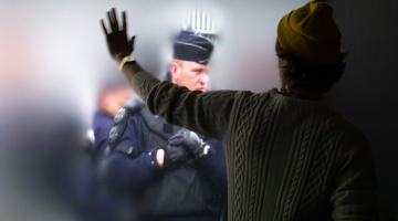 ARTISTIC APPARATUS, POLITICAL APPARATUS: Mobilizing Audiences with Interactive Images