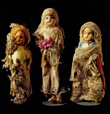 La Poupee Dans La Vie Et L Art Grecs De L Antiquite A Nos Jours Dolls In Greek Life And Art From Antiquity To The Present Day Benaki Museum